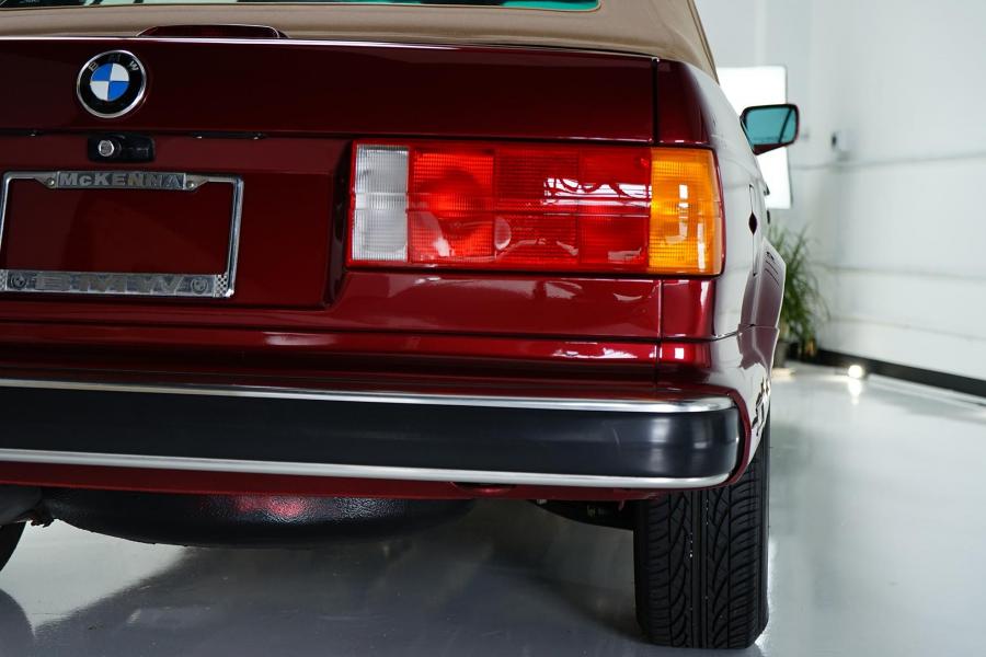 Детали экстерьера BMW 325i Convertible (Calypso Red) 1990 года  (фото 26 из 190)